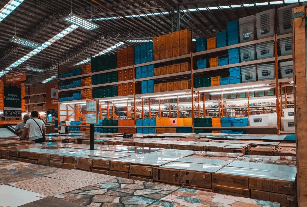 Almacén amplio con contenedores de plástico ordenados en estanterías.