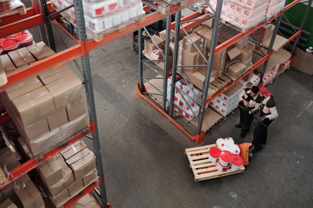 Operarios gestionando el inventario de las estanterías de un almacén.