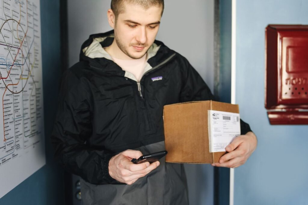Persona escaneando la etiqueta de un paquete con el móvil.